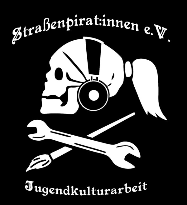 Vektorgrafik mit dem Logo des Vereins Strassenpiratinnen, welches aus einem Totenkopfsymbol mit Kopfh&ouml;rern und Pferdeschwanz besteht, unter dem gekreuzt ein Schraubenschl&uuml;ssel und ein Pinsel &uuml;ber dem Schriftzug "Jugendkulturarbeit" abgebildet sind.
