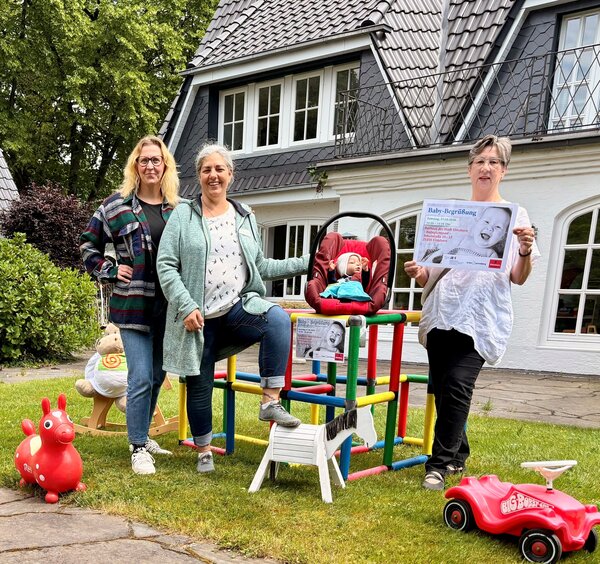 Drei Frauen werben mit Baby- und Kleinkindartikeln f&uuml;r die vierte Baby-Bagr&uuml;&szlig;ung bei der Stadt Elmshorn.