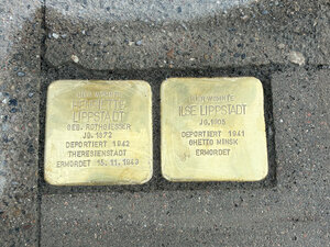 Bild vergr&ouml;&szlig;ern: Stolpersteine f&uuml;r Henriette und Ilse Lippstadt auf dem Gehweg in der Stra&szlig;e Vormstegen 31