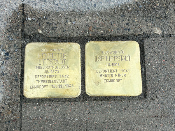 Stolpersteine f&uuml;r Henriette und Ilse Lippstadt auf dem Gehweg in der Stra&szlig;e Vormstegen 31 