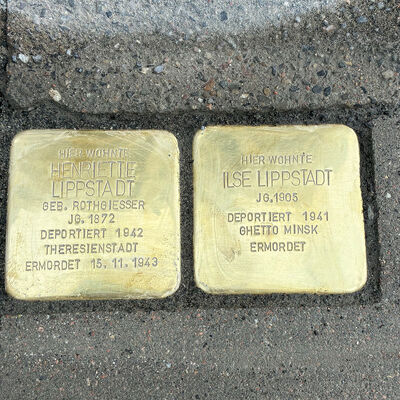 Stolpersteine f&uuml;r Henriette und Ilse Lippstadt auf dem Gehweg in der Stra&szlig;e Vormstegen 31 
