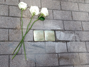 Bild vergr&ouml;&szlig;ern: Stolpersteine f&uuml;r Stephania Malinowska und Johann Malinowski auf dem Gehweg in der Besenbeker Stra&szlig;e 6
