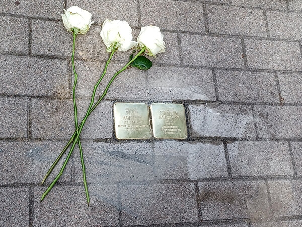 Bild vergr&ouml;&szlig;ern: Stolpersteine f&uuml;r Stephania Malinowska und Johann Malinowski auf dem Gehweg in der Besenbeker Stra&szlig;e 6