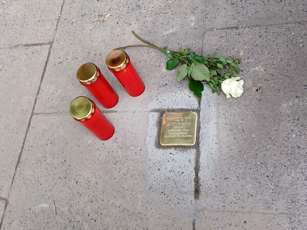 Bild vergr&ouml;&szlig;ern: Stolperstein f&uuml;r James Phillip auf dem Gehweg in der Schulstra&szlig;e 38/40