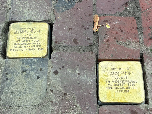 Bild vergr&ouml;&szlig;ern: Stolpersteine f&uuml;r Johann und Hans B&uuml;sen auf dem Gehweg in der Norderstra&szlig;e 18