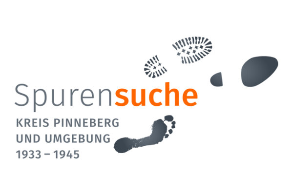 Unterschiedliche Fu&szlig;abdr&uuml;cke nebst dem Text: "Spurensuche Kreis Pinneberg und Umgebung 1933 - 1945".