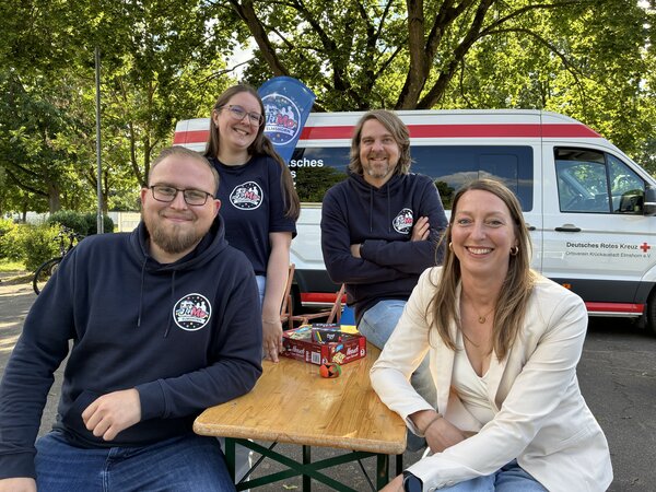 Vor dem Jugendmobil sind zu sehen Mathis Obermayer (von 
links, Team Kinder- und Jugendarbeit), Jule Cathleen Anhut (Teamleitung Kinder- und Jugendarbeit), Gerrit Meyer (AWO Stromhaus) und Anja Meyer (Amt f&uuml;r Kinder, Jugend, Schule und Sport der Stadt Elmshorn).
