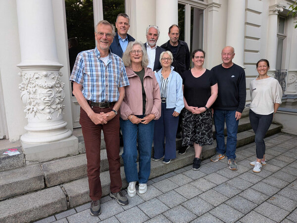 Frauen und M&auml;nner des Kuratoriums der Stiftung zur Erhaltung von Kulturdenkmalen auf der Terrasse vor der Wei&szlig;en Villa in Elmshorn.