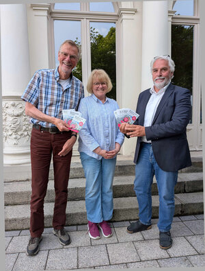 Bild vergr&ouml;&szlig;ern: Vorstandsmitglieder des Kuratoriums der Stiftung zur Erhaltung von Kulturdenkmalen auf der Terrasse vor der Wei&szlig;en Villa in Elmshorn gemeinsam mit Antje Metzner von der Unteren Denkmalschutzbeh&ouml;rde.