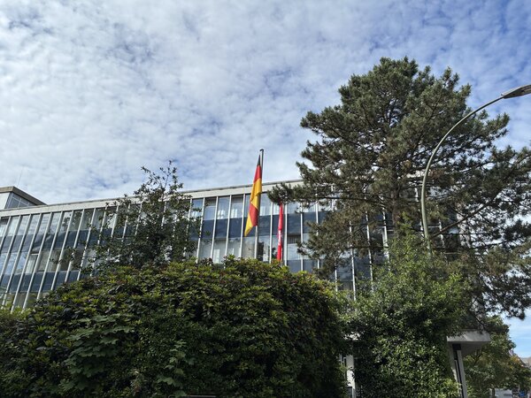 Rathaus Elmshorn 2026 von der Schulstra&szlig;e aus gesehen
