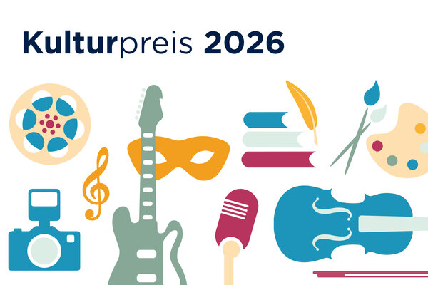 Grafische Zusammenstellung verschiedener K&uuml;nstler*innen-Utensilien, wie Gitarre, Maske, Tonband oder Fotoapparat.