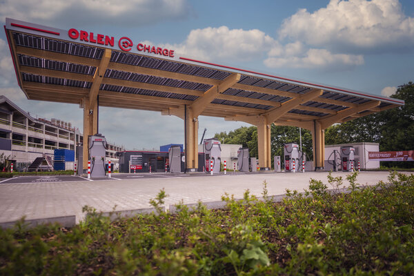Der neue ORLEN Charge E-Ladehub in Elmshorn nahe der A23 in der Werner-von-Siemens-Stra&szlig;e.