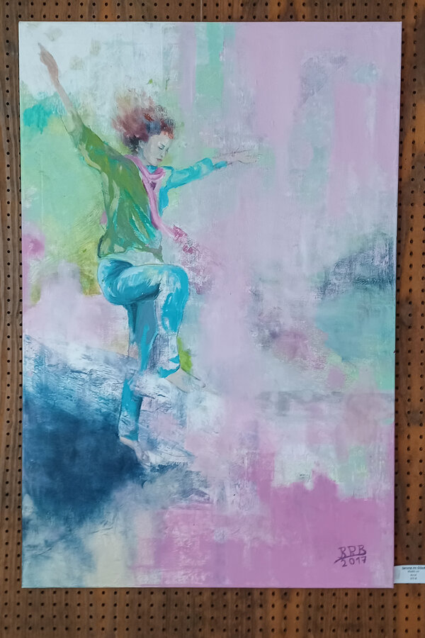 Kunstwerk mit einer Frau, die mit geschlossenen Augen und ausgebreiteten Armen sprungbereit ist.