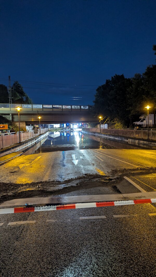 Bild vergr&ouml;&szlig;ern: Blick in die &uuml;berflutete Bahnunterf&uuml;hrung Hamburger Stra&szlig;e.