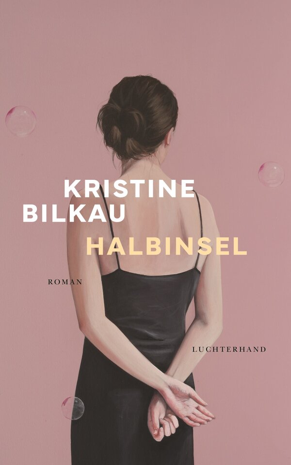 Bild vergr&ouml;&szlig;ern: Auf dem Cover des Romans "Halbinsel" von Kristine Bilkau dreht eine schlanke Frau im schwarzen Kleid dem Betrachtenden den R&uuml;cken zu.