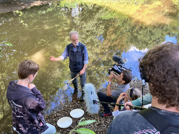 Bild vergr&ouml;&szlig;ern: Ein Filmteam des NDR bei Dreharbeiten am Kr&uuml;ckau-Ufer mit Dr. Ludwig Tent.