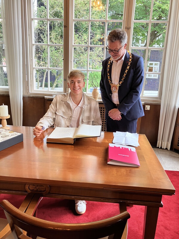 Bild vergr&ouml;&szlig;ern: Weltrekord-Schwimmer Johannes Liebmann links und Elmshorns Oberb&uuml;rgermeister Erik Sachse beim Eintrag ins Goldene Buch der Stadt Elmshorn.