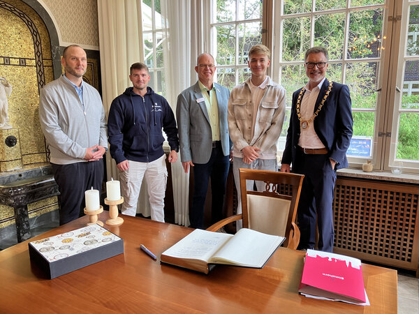 Bild vergr&ouml;&szlig;ern: Weltrekord-Schwimmer Johannes Liebmann mit Vertretern der Stadt Elmshorn und der B&uuml;rgerstiftung Elmshorn nach dem Eintrag ins Goldene Buch der Stadt Elmshorn im Trauzimmer der Wei&szlig;en Villa Elmshorn.