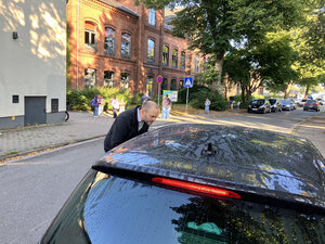 Bild vergr&ouml;&szlig;ern: Erster Stadtrat Michael Leeske im Gespr&auml;ch mit einer Person in einem Pkw vor der Hafenschule in Elmshorn.