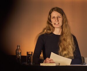 Bild vergr&ouml;&szlig;ern: Autorin Celina Keute bei einer Lesung