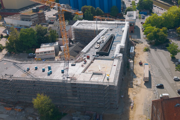 Luftaufnahme mit Blick auf den Neubau des Rathauses der Stadt Elmshorn, den Buttermarkt und Teile des Hafens, der Innenstadt und der K&ouml;llnflocken Werke.