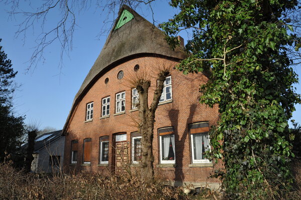 Bild vergr&ouml;&szlig;ern: Frontansicht eines historischen Hauses mit Spitzdach.