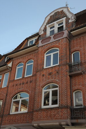 Bild vergr&ouml;&szlig;ern: Frontseite eines historischen Hauses.