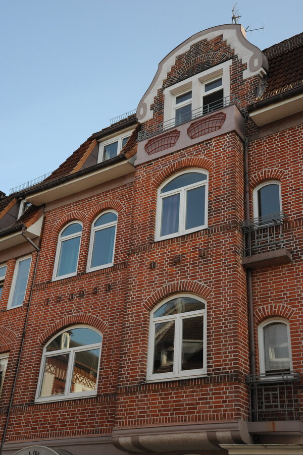 Frontseite eines historischen Hauses.