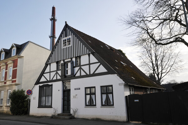 Frontseite eines Fachwerkhauses mit Spitzdach.
