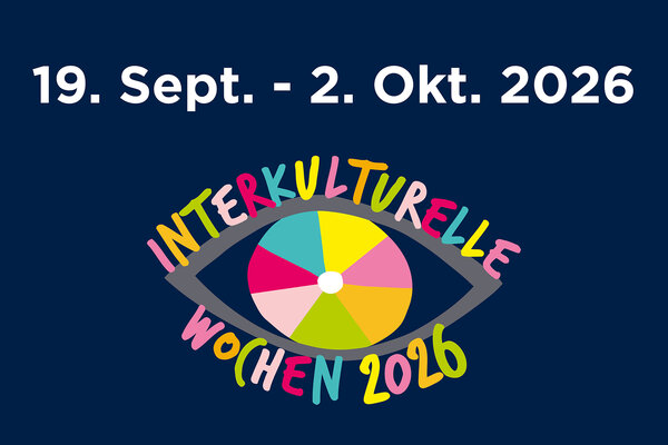 Bild vergr&ouml;&szlig;ern: Buntes Auge, &uuml;ber und unter dem "Interkulturelle Wochen 2026" stehen. Dar&uuml;ber: "19. September bis 2. Oktober 2026".