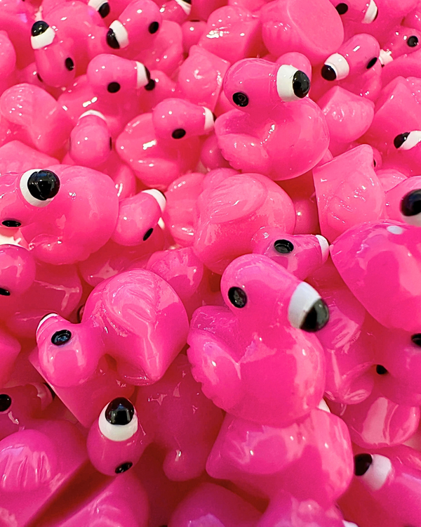 Bild vergr&ouml;&szlig;ern: Viele kleine pinkfarbene Flamingos aus Kunststoff auf einem gro&szlig;en Haufen.