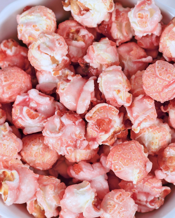 Bild vergr&ouml;&szlig;ern: Pinkfarbenes Popcorn in einem Becher.