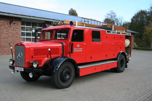 Bild vergr&ouml;&szlig;ern: Oldtimer-L&ouml;schfahrzeug