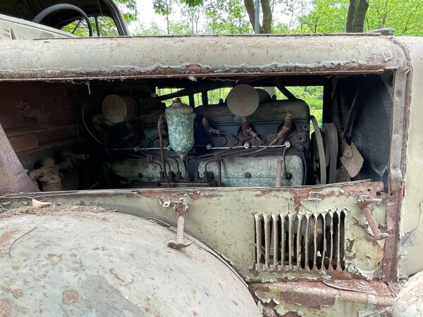 Bild vergr&ouml;&szlig;ern: Motorbereich eines alten Wehrmacht-Lkw