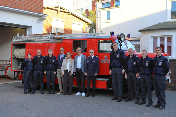 Bild vergr&ouml;&szlig;ern: Feuerwehrleute und Sponsoren vor dem Oldtimer-L&ouml;schfahrzeug der Feuerwehr Elmshorn.
