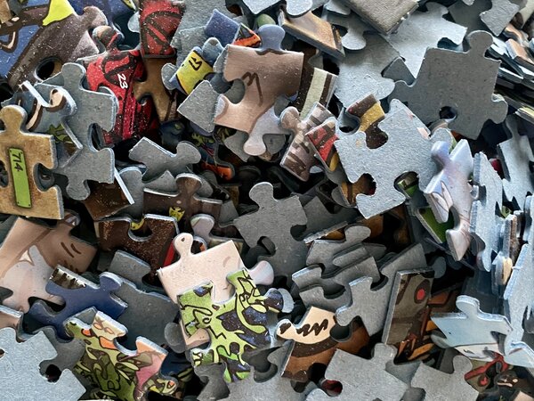 Bild vergr&ouml;&szlig;ern: Puzzle-Teile liegen durcheinander.
