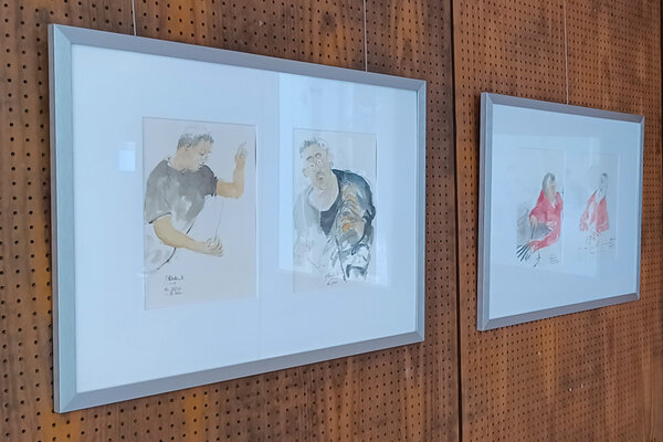 Bild vergr&ouml;&szlig;ern: Foto zweier Kunstwerke: Die gerahmten Bilder zeigen Musiker beim Instrumentenspiel.