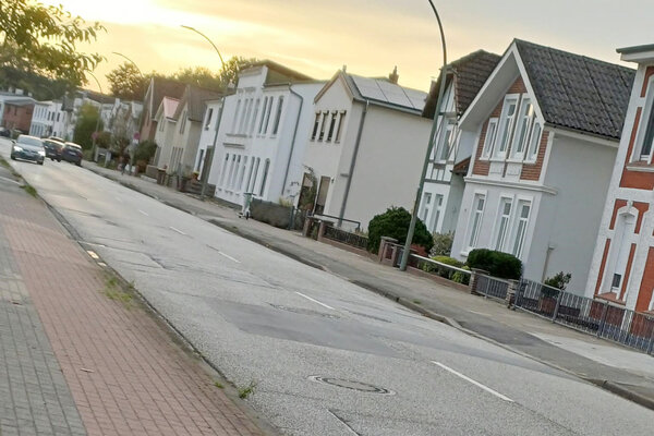 Ein Ausschnitt der K&ouml;llner Chaussee in Elmshorn mit H&auml;userkulisse und einigen Fahrzeugen im Hintergrund.