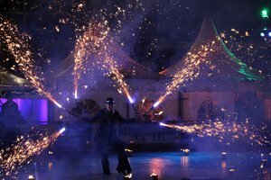 Bild vergr&ouml;&szlig;ern: Feuerwerk auf einer Eisfl&auml;che.