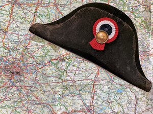 Bild vergr&ouml;&szlig;ern: Eine Landkarte von Frankreich, darauf der typische Hut von Napoleon Bonaparte.