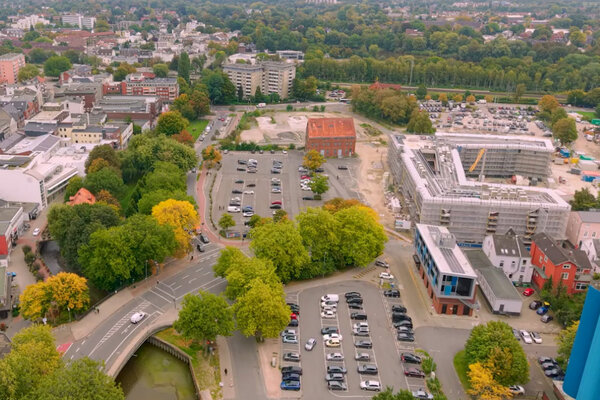 Bild vergr&ouml;&szlig;ern: Luftaufnahme mit Blick auf den Neubau des Rathauses der Stadt Elmshorn, den Buttermarkt und Teile des Hafens und der Innenstadt.