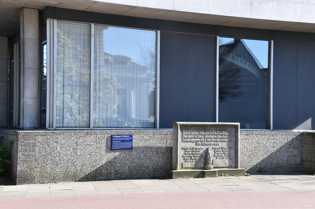 Der Gedenkstein für die Elmshorner Verfolgten des Naziregimes zeigt Namen und eine Inschrift auf einer Steinplatte.