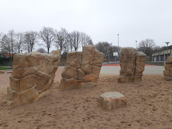 Ein paar gestapelte Steine auf Sand an der KGSE.