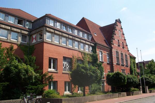 Bild vergr&ouml;&szlig;ern: Sitz des Amtsgerichts, ein mehrst&ouml;ckiges Backsteingeb&auml;ude mit einem modernern Anbau.