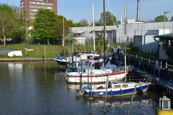 Segelschiffe liegen im Krückau Hafen in Elmshorn.