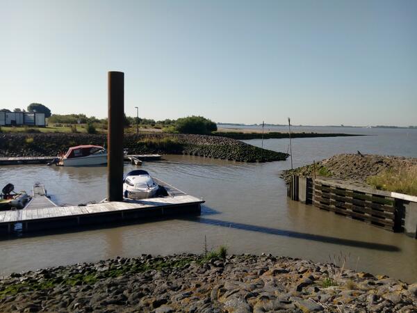 Ein sehr kleiner Hafen mit Zugang zur Elbe. zwei kleine Boote liegen im Hafen.