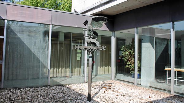 Die Bronzeskulptur mit der Bezeichnung Storchenpaar der Künstlerin Karin Hertz ist aus dem Jahr 1985. Sie steht im  Innenhof des Elmshorner Rathauses. Zwei Störche aus Metall befindenauf einer Säule im verglastem Atrium in der Schulstraße 15-17.