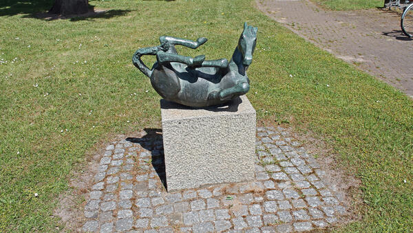 Die Bronzeplastik mit der Bezeichnung Sich wälzendes Pferd des Künstlers Karlheinz Goedtke ist aus dem Jahr 2004. Es befindet sich im Rethfelder Ring 31. Das sich auf dem Rücken wälzende, grüne Pferd liegt auf einem Sockel.
