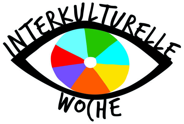 Das Logo der Interkulturen Woche besteht aus einem Auge mit mehren Farben. Die Wimpern haben den Schriftzug Interkulturelle Woche.