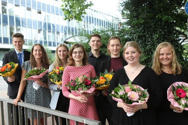 Bild vergr&ouml;&szlig;ern: Das Bild zeigt von links die neu ernannten Stadtinspektoranw&auml;rter*innen Till Block, Sabrina Nicole Reinheimer, Pia Christine Schoe&szlig;, Marie Christin Friedl, Tiemo Schentz, Vanessa Redd&ouml;hl, Jaqueline Pfeil und Rieke Marie M&uuml;ller.
